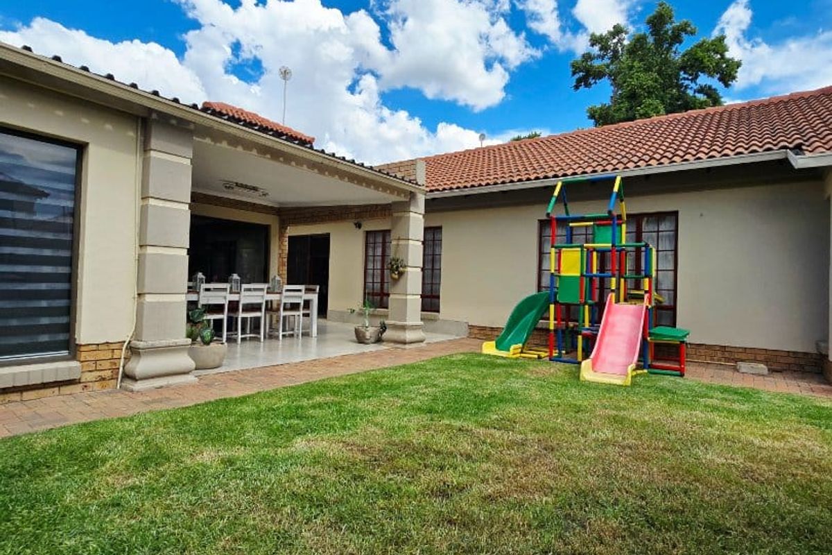 Beautiful Full-Title Townhouse in Secure Complex – Move-In Ready! - Photo 2