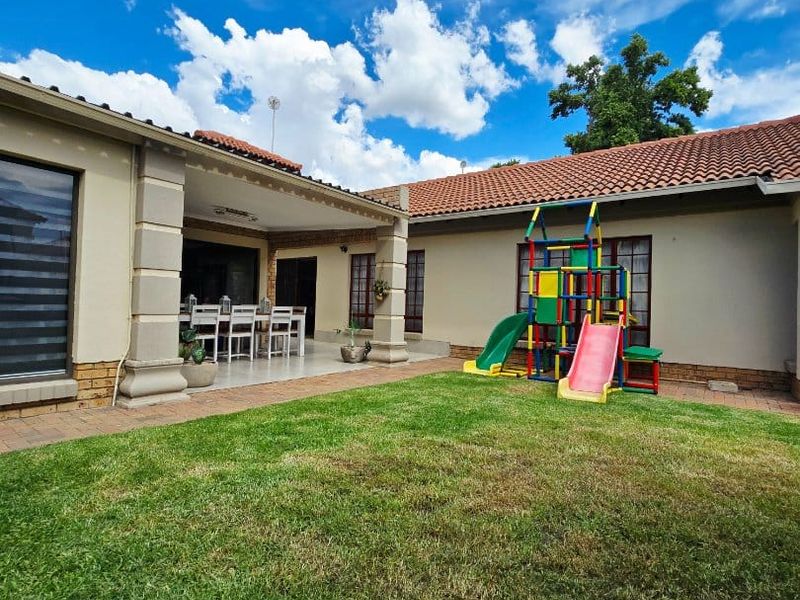 Beautiful Full-Title Townhouse in Secure Complex – Move-In Ready! - Photo 2