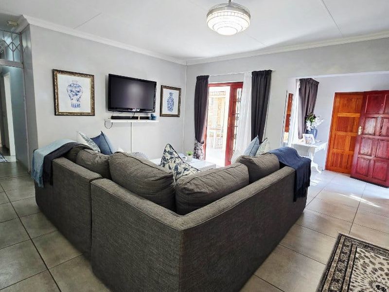 Beautiful Full-Title Townhouse in Secure Complex – Move-In Ready! - Photo 9