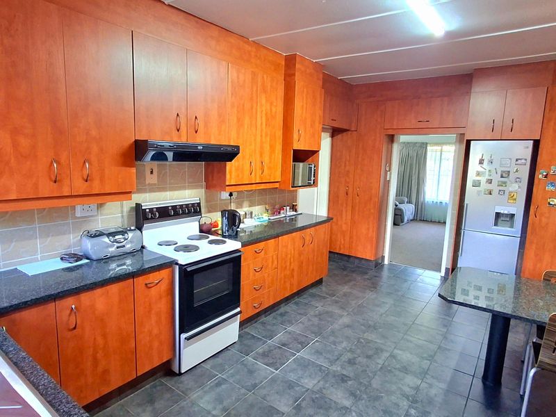 Beautiful 4-Bedroom Move-In Ready Family Home in Prime Sasolburg Location for buyers                                                                                                                 - Photo 3