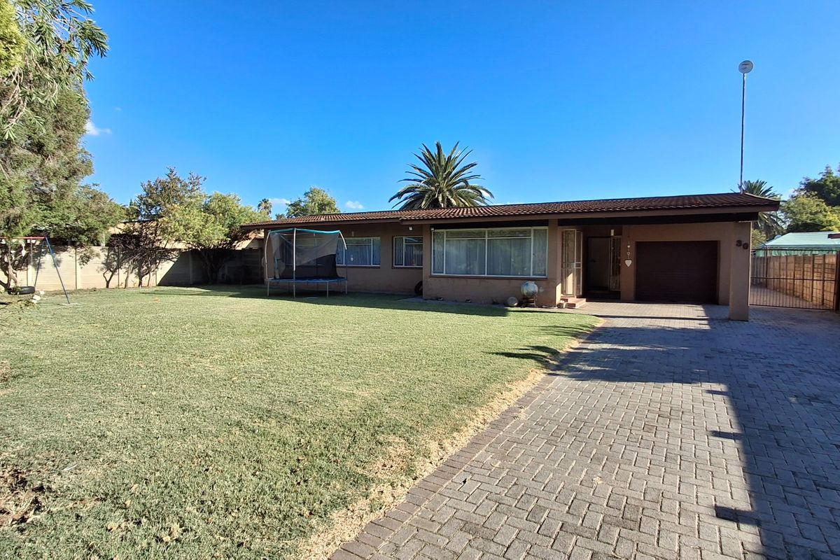 Conveniently Located 3-Bedroom Property – Walk to Schools & Town Centre - Photo 4