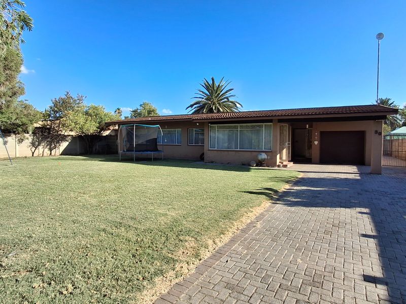 Conveniently Located 3-Bedroom Property – Walk to Schools & Town Centre - Photo 4