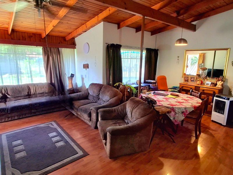 Conveniently Located 3-Bedroom Property – Walk to Schools & Town Centre - Photo 2