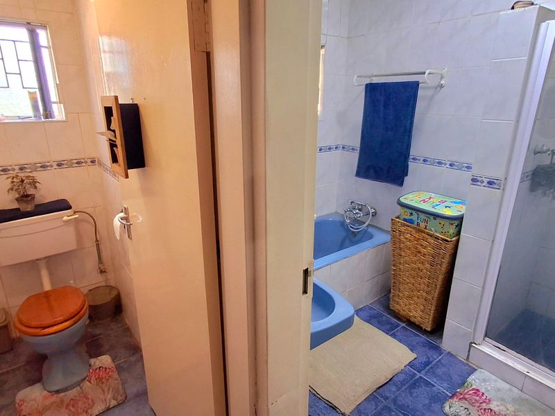 Conveniently Located 3-Bedroom Property – Walk to Schools & Town Centre - Photo 3