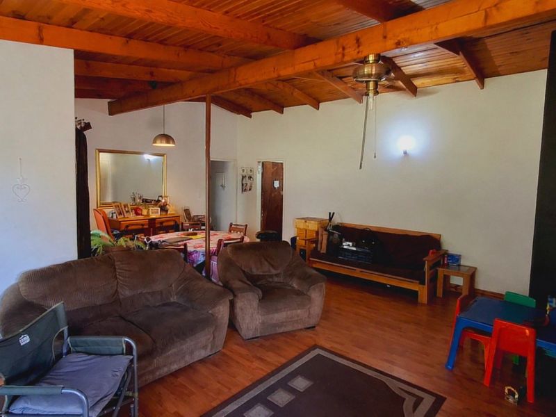 Conveniently Located 3-Bedroom Property – Walk to Schools & Town Centre - Photo 6