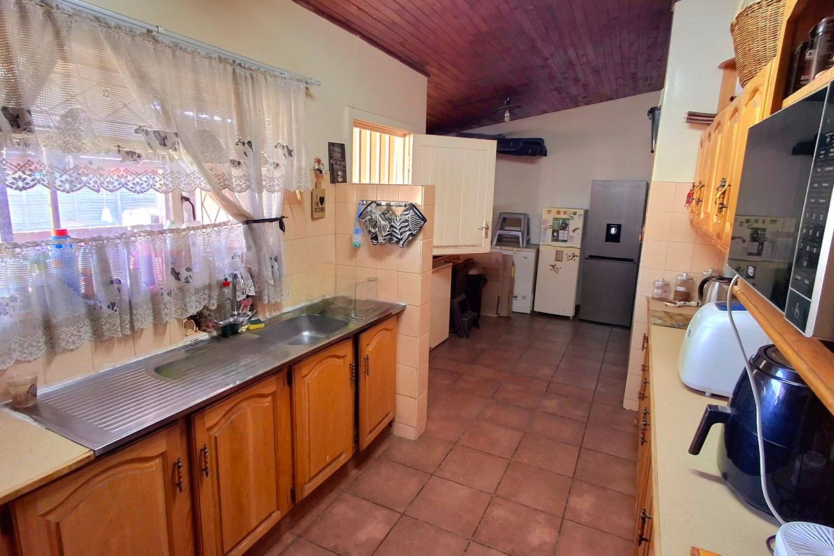 Conveniently Located 3-Bedroom Property – Walk to Schools & Town Centre - Photo 5