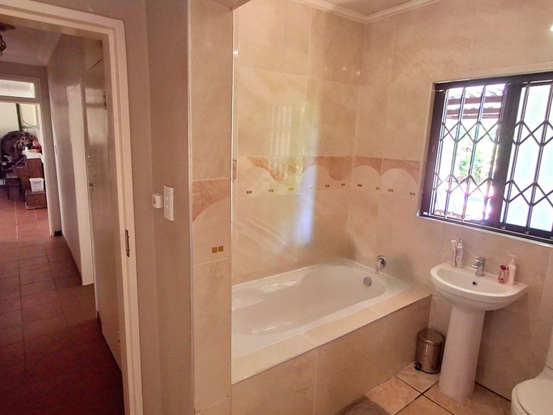 Family Home Close to Schools & Shopping Centre – With Solar Inverter System - Photo 10