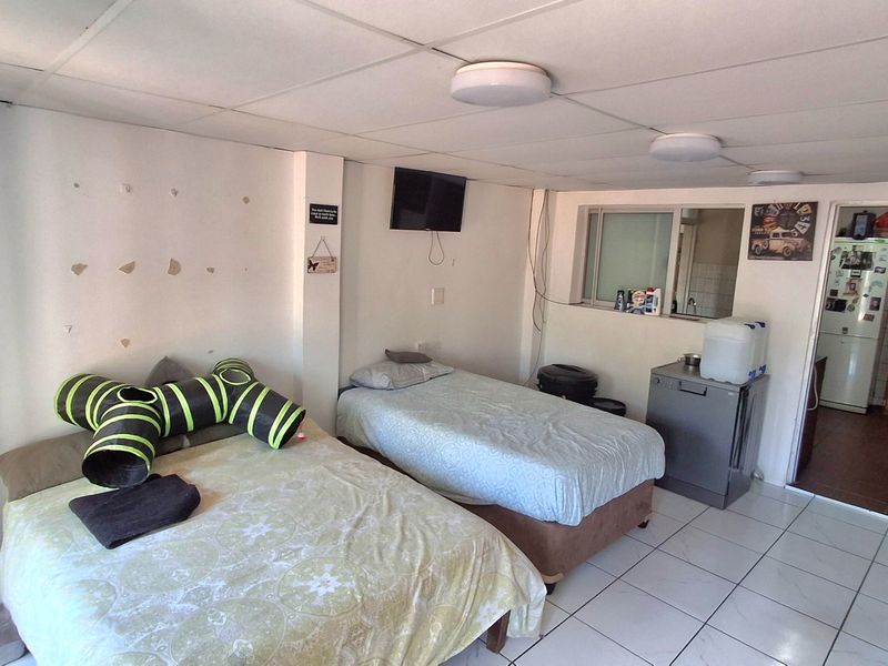 Family Home Close to Schools & Shopping Centre – With Solar Inverter System - Photo 8