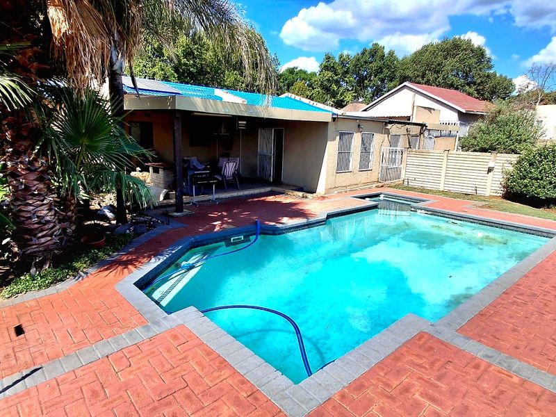 Family Home Close to Schools & Shopping Centre – With Solar Inverter System - Photo 1