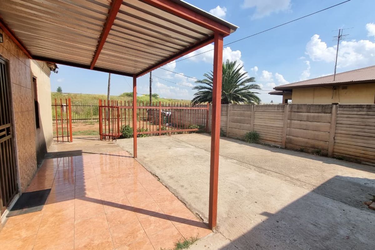 Home with endless possiblities  - Photo 3