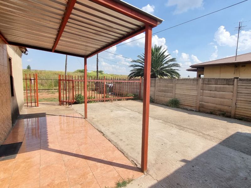 Home with endless possiblities  - Photo 3