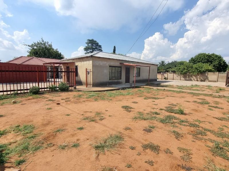 Home with endless possiblities  - Photo 2