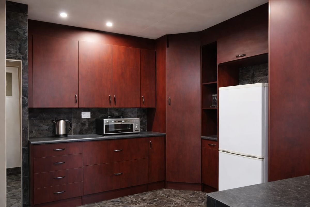 Spacious family home with large yard - Photo 3