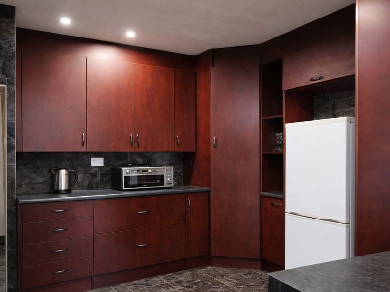 Spacious family home with large yard - Photo 3