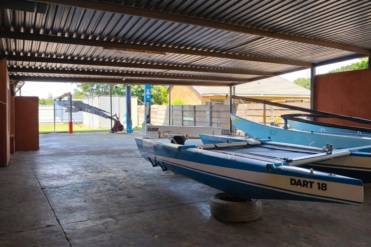 Spacious family home with large yard - Photo 2