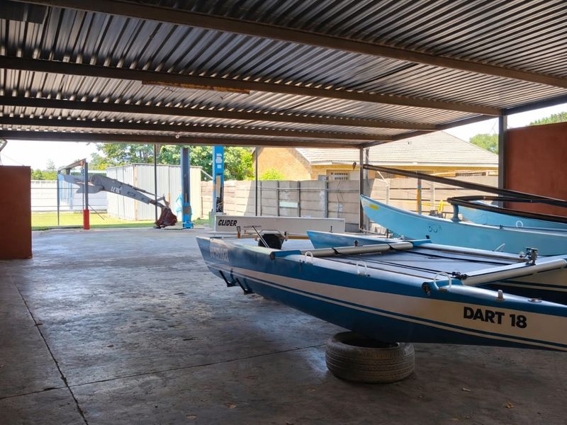 Spacious family home with large yard - Photo 2