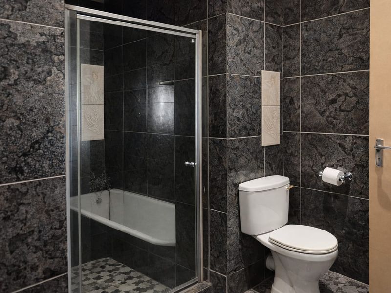 Spacious family home with large yard - Photo 10