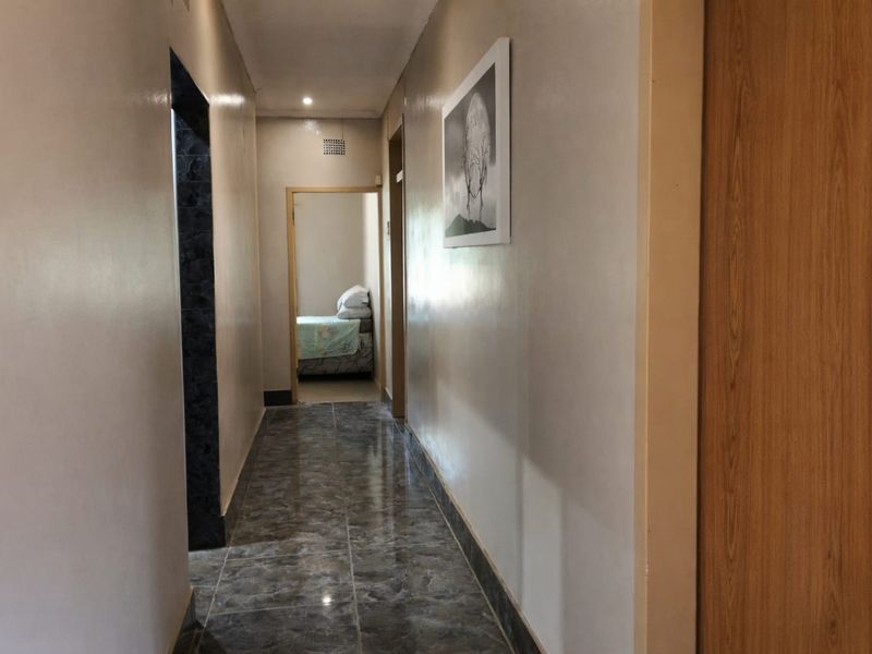 Spacious family home with large yard - Photo 8