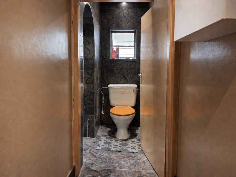 Spacious family home with large yard - Photo 7