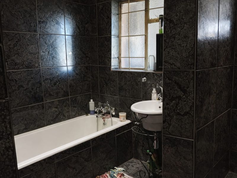 Spacious family home with large yard - Photo 6