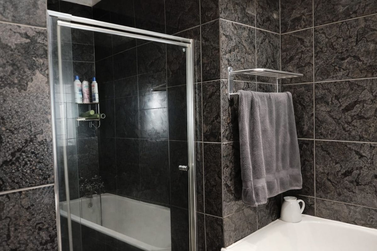 Spacious family home with large yard - Photo 5