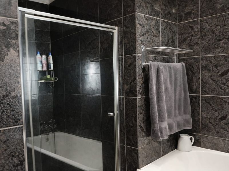 Spacious family home with large yard - Photo 5