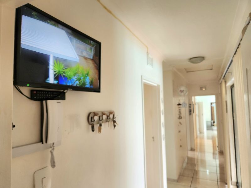 Stunning Family Home with 3 flatlets - Photo 9