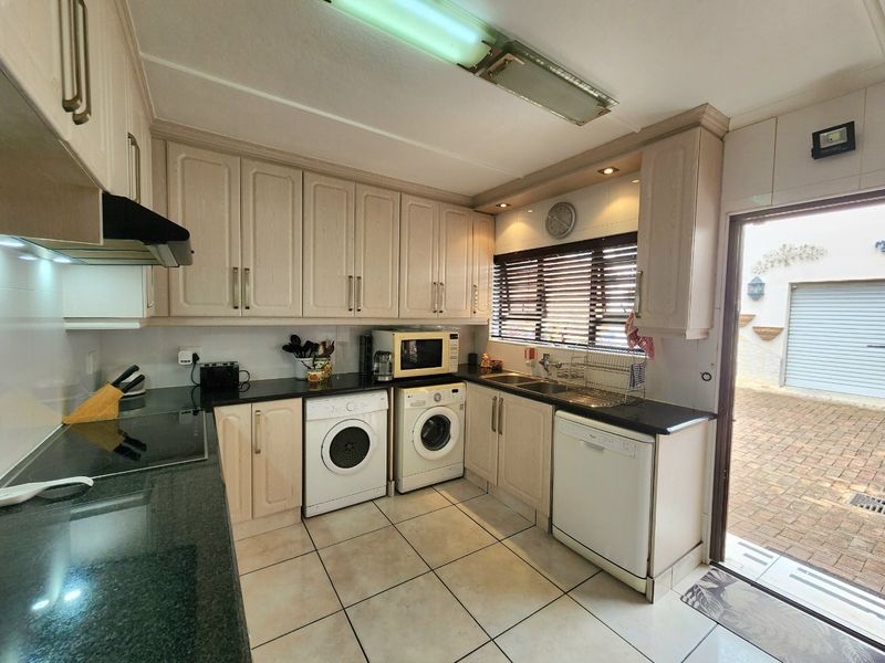 Stunning Family Home with 3 flatlets - Photo 6