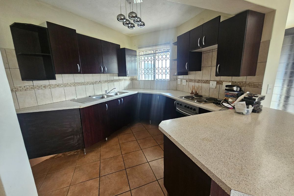 Family Home, Safe Complex, Centrally Located - Photo 2