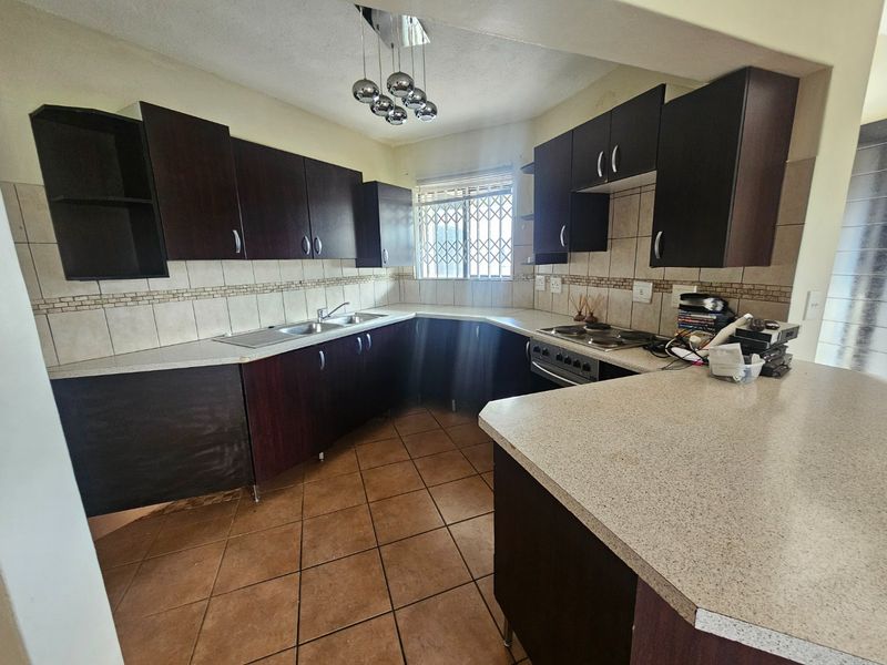 Family Home, Safe Complex, Centrally Located - Photo 2