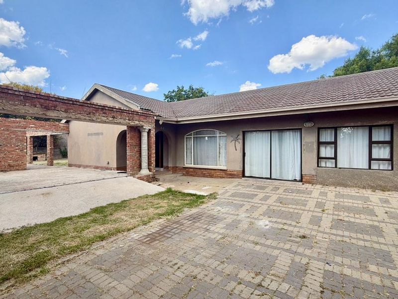 Lovely family home for sale in La Hoff. - Photo 2
