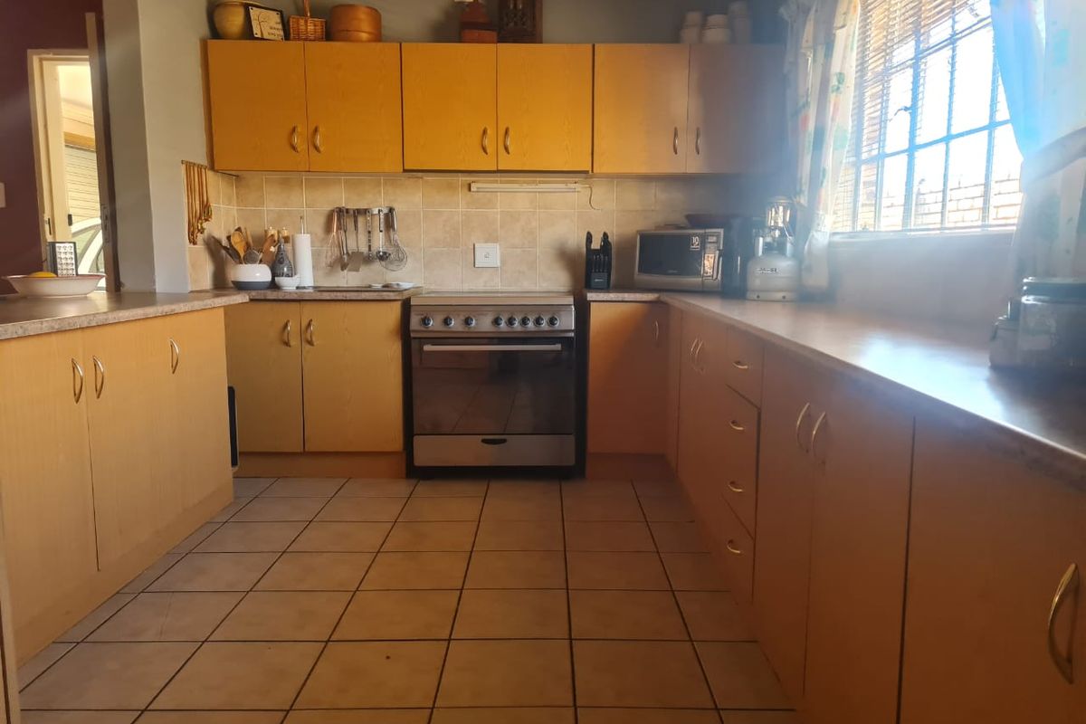 Elegant Full Title Townhouse in Meiringspark Extension 5 - Photo 3