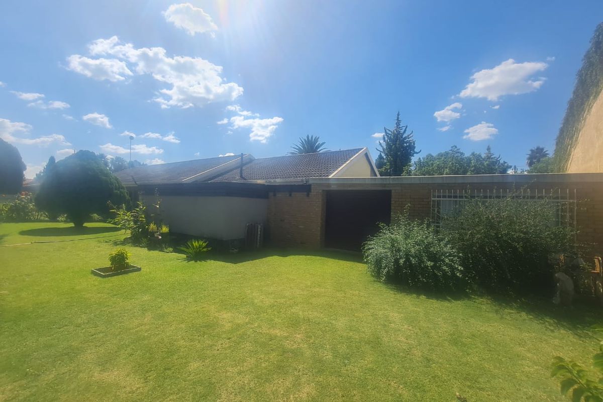 Stunning Family Home with Lush Garden and Exceptional Entertainment Space in Stilfontein Ext 4 - Photo 4