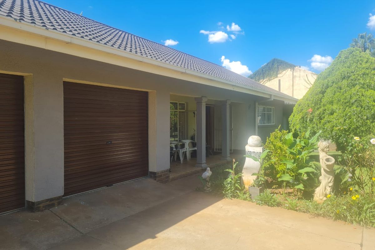 Stunning Family Home with Lush Garden and Exceptional Entertainment Space in Stilfontein Ext 4 - Photo 2