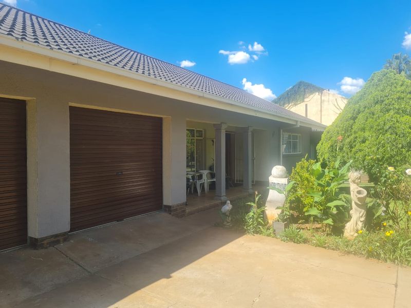 Stunning Family Home with Lush Garden and Exceptional Entertainment Space in Stilfontein Ext 4 - Photo 2