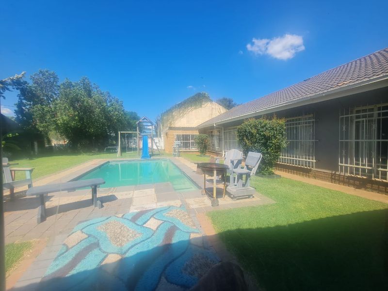 Stunning Family Home with Lush Garden and Exceptional Entertainment Space in Stilfontein Ext 4 - Photo 8