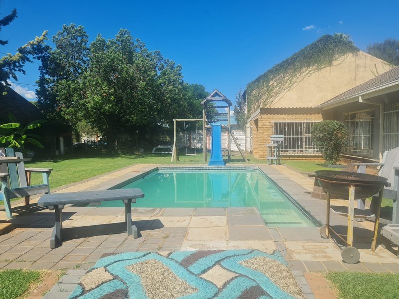 Stunning Family Home with Lush Garden and Exceptional Entertainment Space in Stilfontein Ext 4 - Photo 7