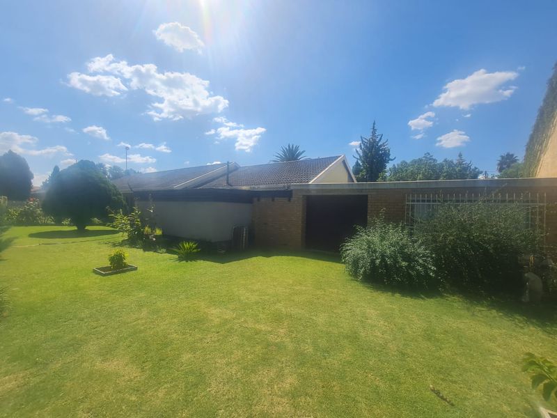 Stunning Family Home with Lush Garden and Exceptional Entertainment Space in Stilfontein Ext 4 - Photo 6