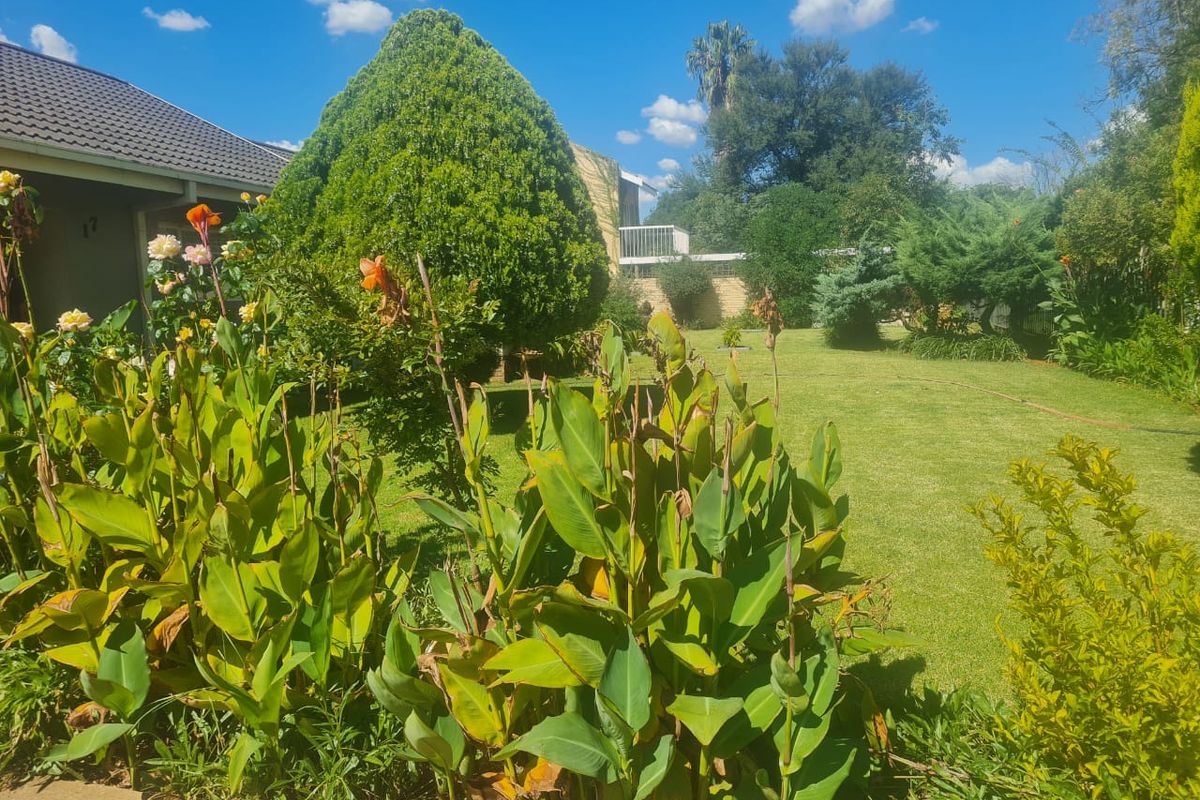 Stunning Family Home with Lush Garden and Exceptional Entertainment Space in Stilfontein Ext 4 - Photo 5