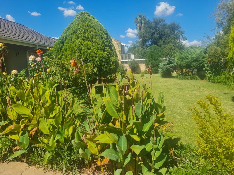Stunning Family Home with Lush Garden and Exceptional Entertainment Space in Stilfontein Ext 4 - Photo 5