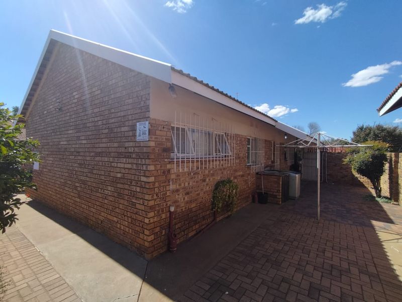 Secure Two Bedroom Townhouse in Stilfontein Ext 4 - Photo 4