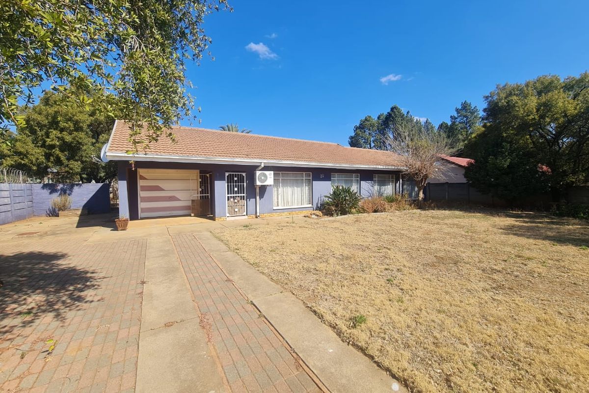 Comfortable and Affordable Three Bedroom Home in Meiringspark Ext 4 - Photo 2