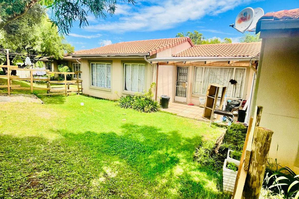 3 Bed 1 bath town house for sale in Country view - Photo 2