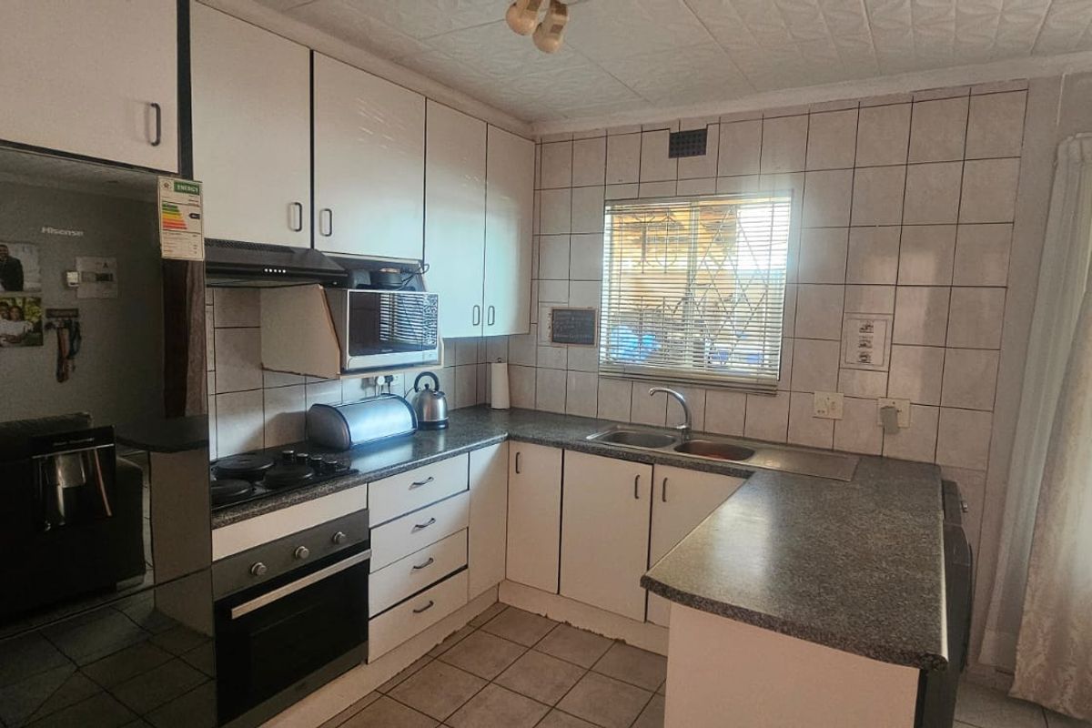 3 Bed 1 bath town house for sale in Country view - Photo 4