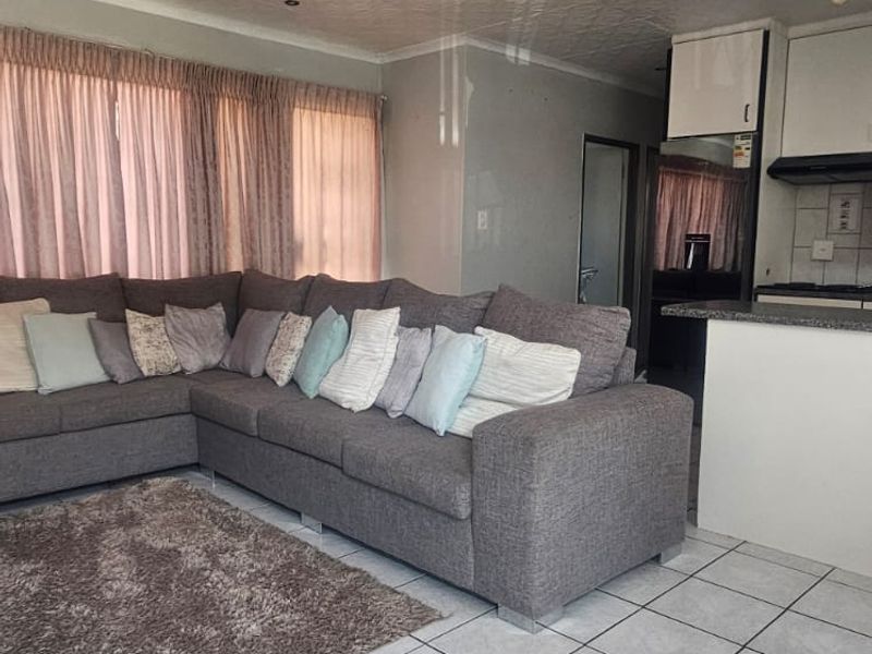 3 Bed 1 bath town house for sale in Country view - Photo 6