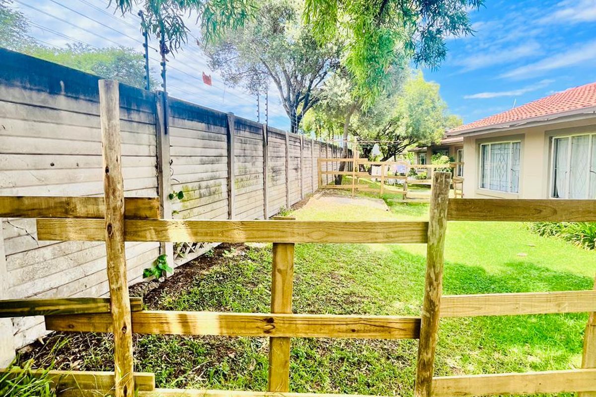 3 Bed 1 bath town house for sale in Country view - Photo 3