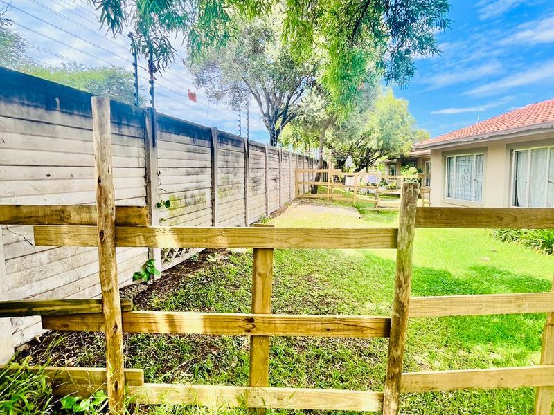 3 Bed 1 bath town house for sale in Country view - Photo 3