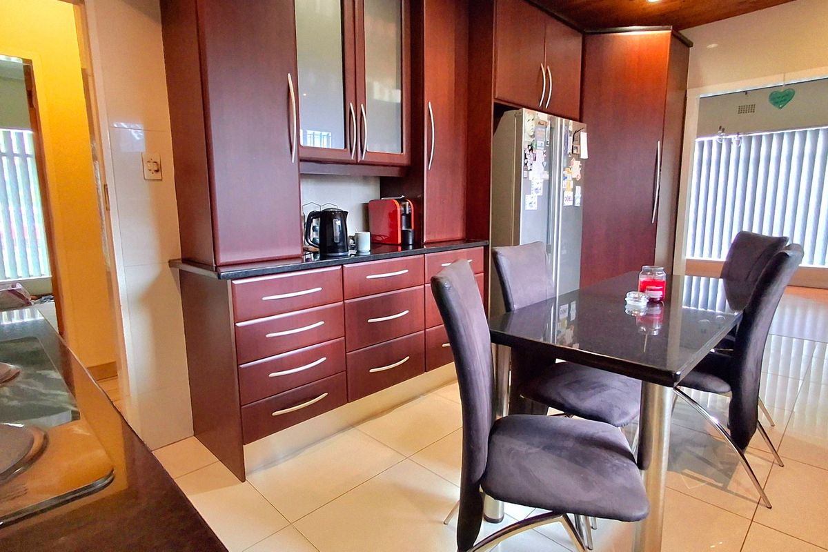 Lovely Family Home with Entertainment Area & 2-Bedroom Flatlet in Vaal Park - Photo 4