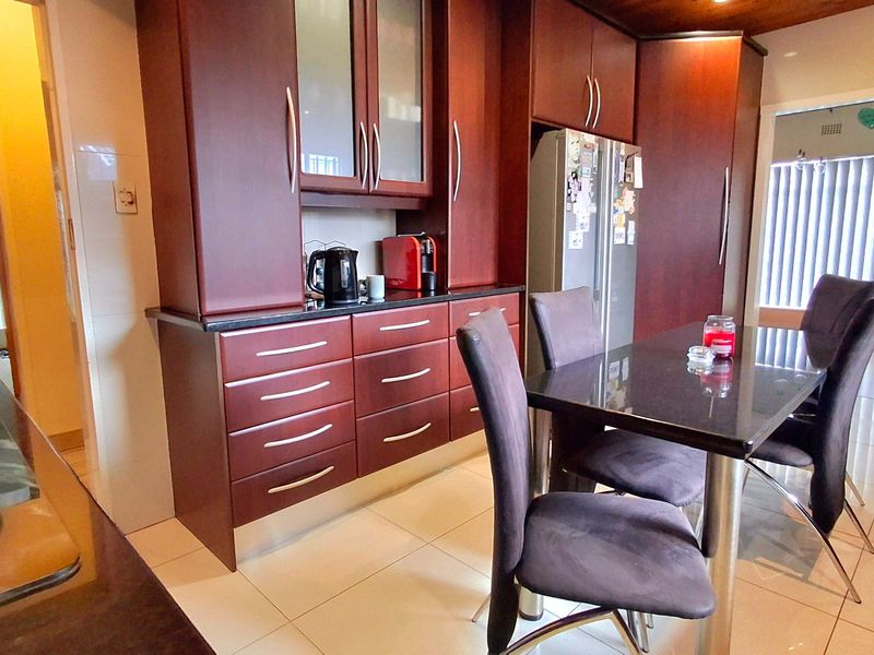 Lovely Family Home with Entertainment Area & 2-Bedroom Flatlet in Vaal Park - Photo 4