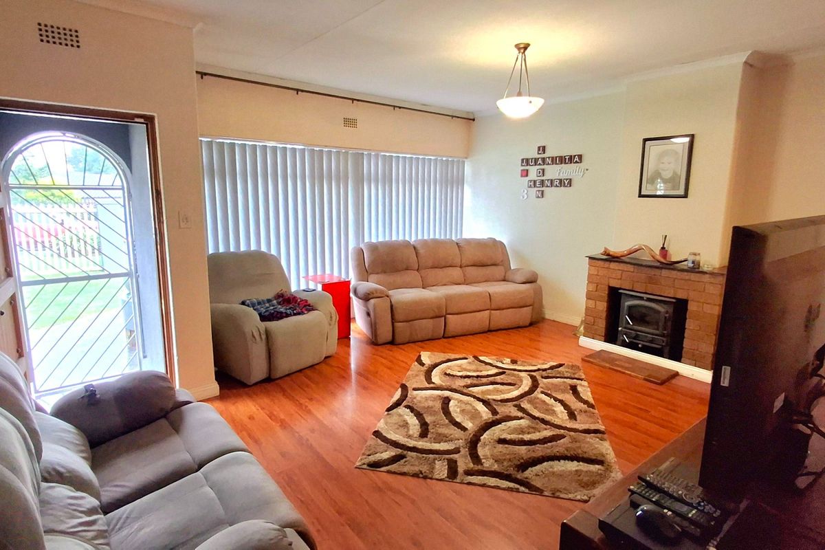 Lovely Family Home with Entertainment Area & 2-Bedroom Flatlet in Vaal Park - Photo 2